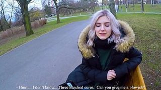 Студентка за деньги отсосала член незнакомцу на улице