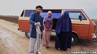 Красавица с большими карими глазами делает минет военному