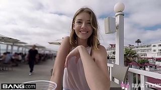 Худая тинка показала в машине бритую пилотку и трахнулась с мужиком в номере